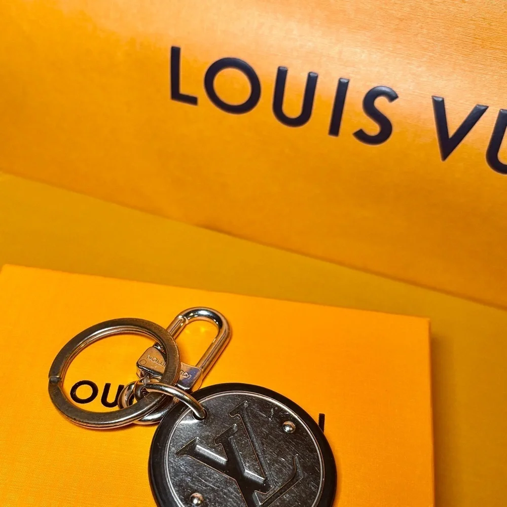 Louis Vuitton LV Circle Keychain / Bag Charm – Authentic - Picture 6 of 12